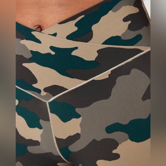 OFFLINE By Aerie Real Me High Waisted Deep Forest Green multi Crossover leggings - Picture 6 of 7